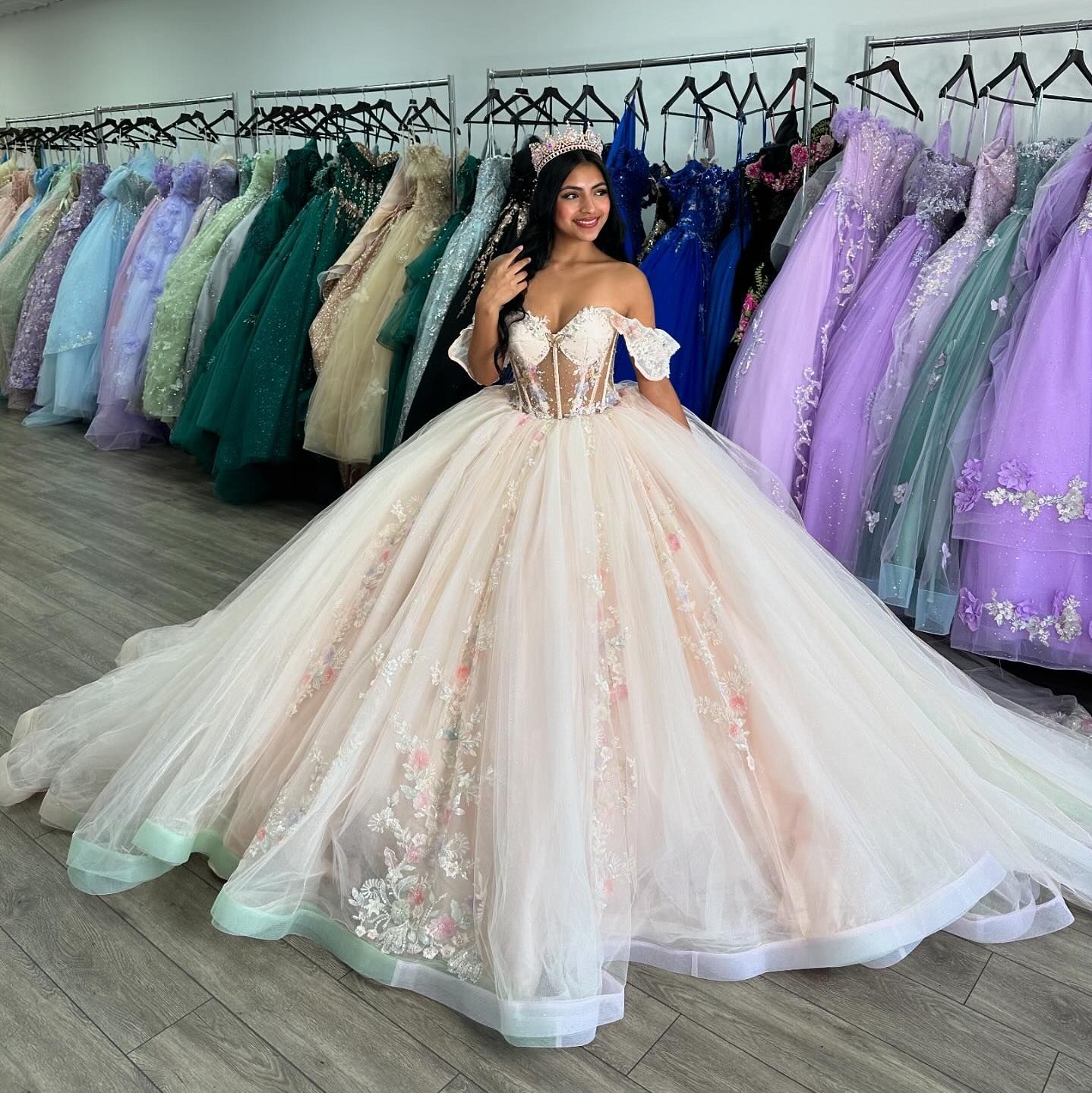 Lace Stylish Appliqued Ball Gown Quinceanera Dresses Beaded Prom Gowns Off The Shoulder Necke Crystals Sixteen Sweet Tulle Masquerade Dress