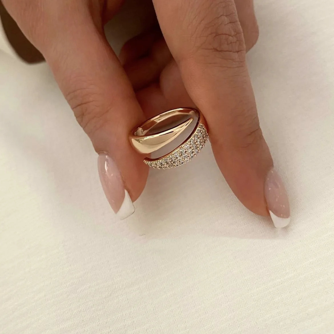 Nwe Stainless Steel 18 K Gold Plated Sun Rings for Women Natural Stone Inlaid in Hollow Metal Texture Ring Trendy Jewelry 241211