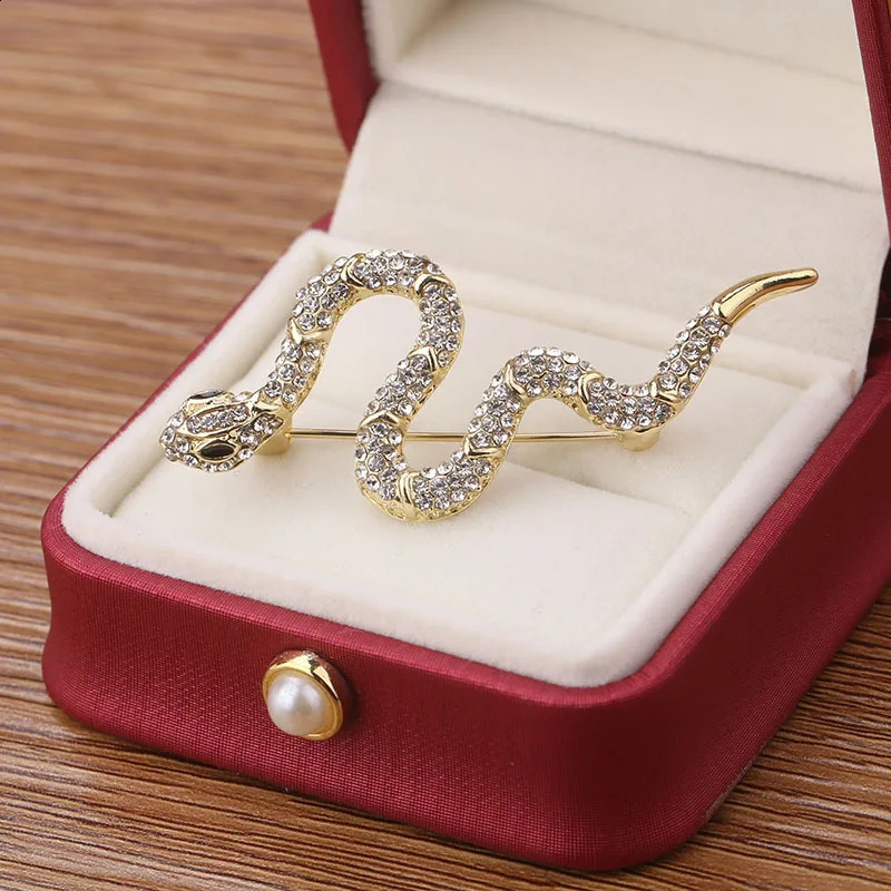 2024 Snake Brooch Full Rhinestone Crystals Inlay Womens Brooches Pins Badge Jewelry Souvenir Gift 241211
