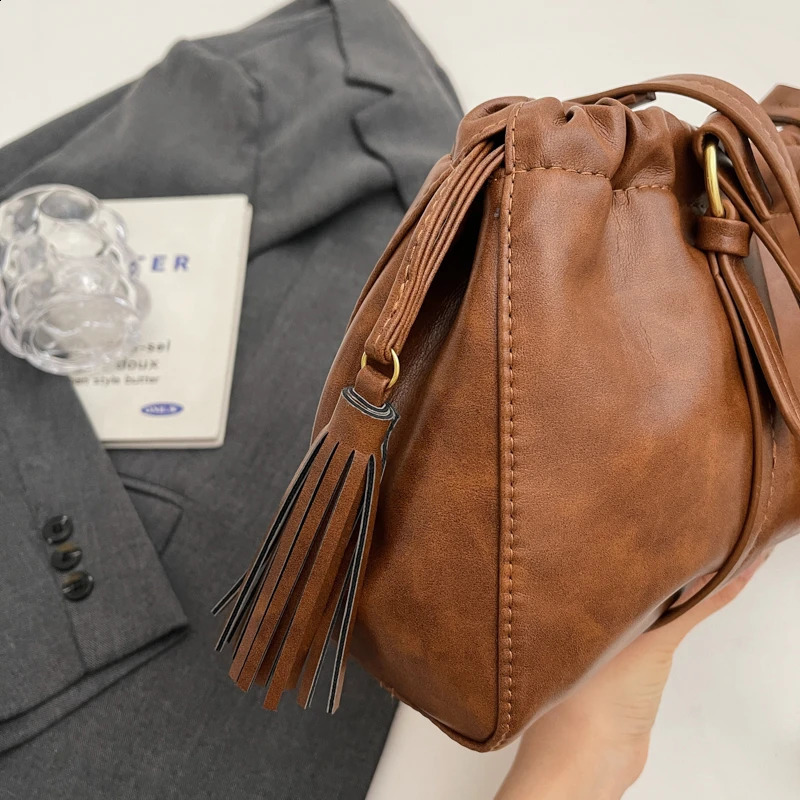 Womens Retro Vintage Tote Bag Large Capacity PU Leather Boston Ruched Bag Buckle Closure Fashion Drawstring Handbags Solid Color 241210