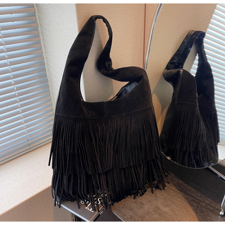 American matte tassel shoulder New 2024 large capacity tote bag, vacation style bohemian armpit bag