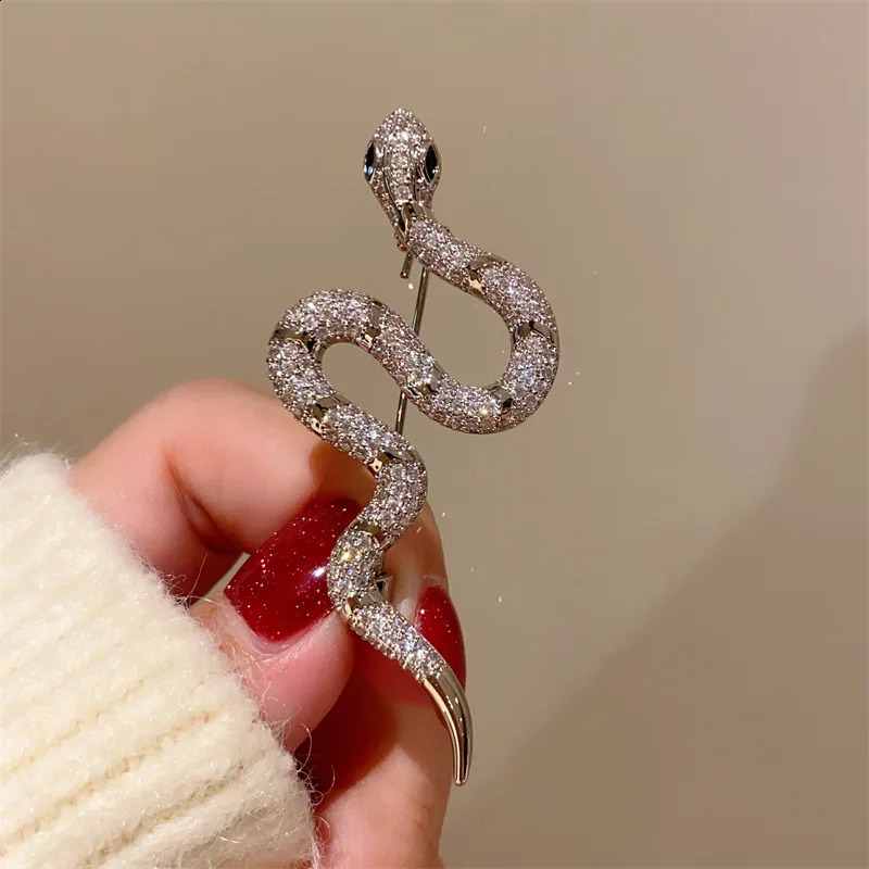 2024 Snake Brooch Full Rhinestone Crystals Inlay Womens Brooches Pins Badge Jewelry Souvenir Gift 241211