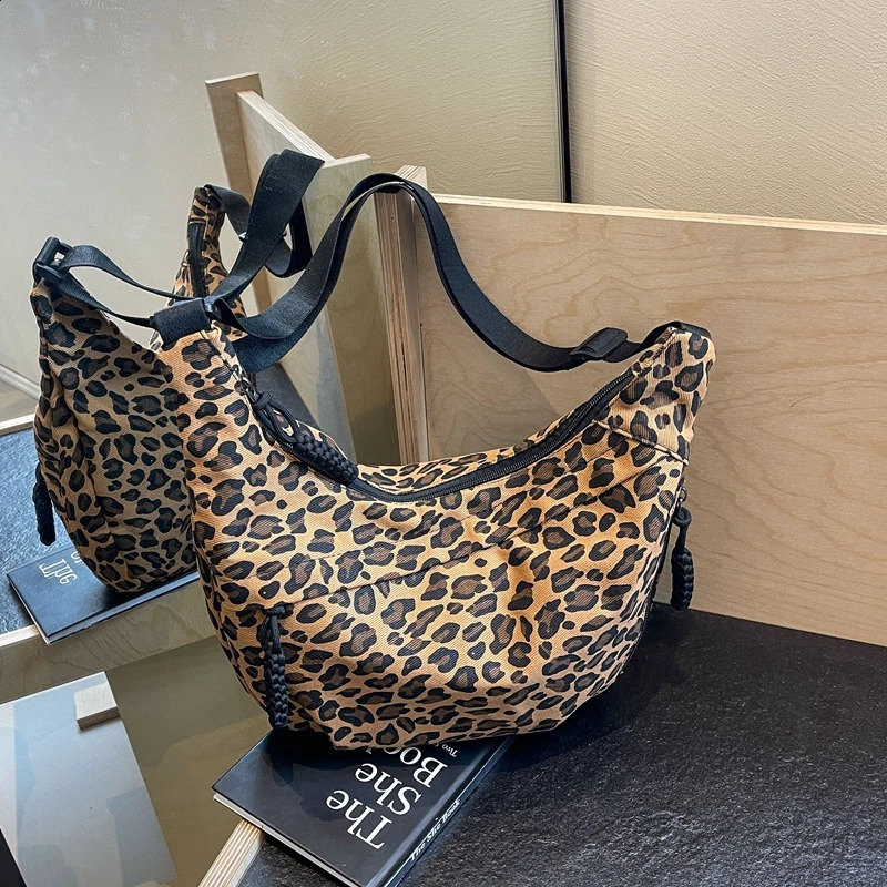 Casual Solid Large Capacity Shoulder Bags Corduroy High Quality Bags for Women Sewing Thread Zipper Womens Handbags 241210