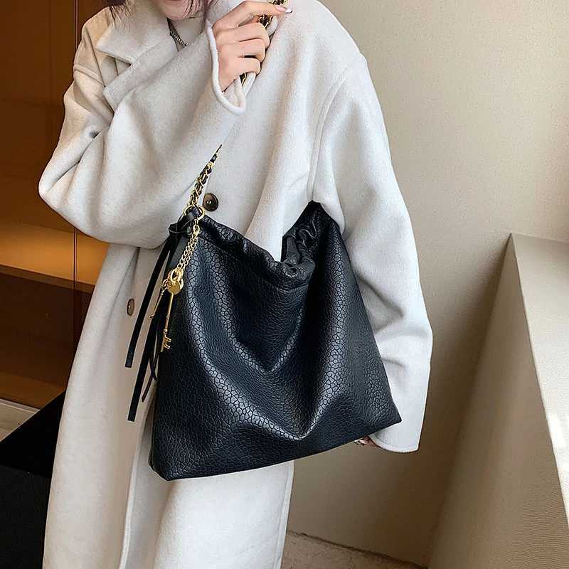 Shoulder Bag hot Women - Gold Chain Crossbody Purse, Large Capacity Tote with Pocket, Perfect for Office and Everyday Use