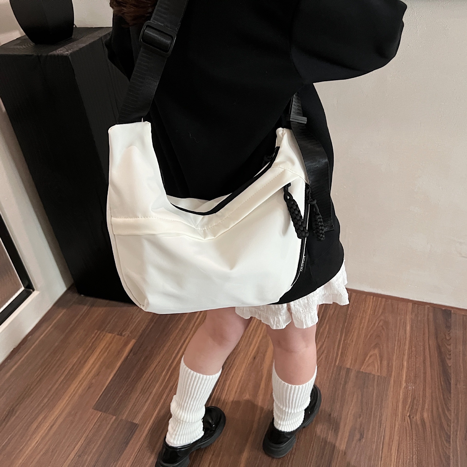 Literary nylon dumpg with large capacity, new fashionable commuting crossbody bag, trendy solid New color shoulder bag