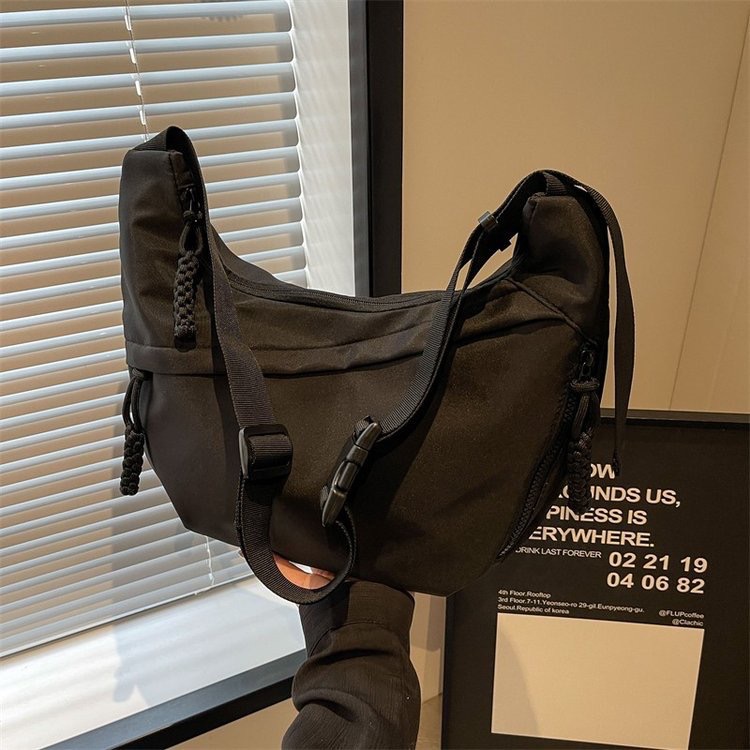 Literary nylon dumpg with large capacity, new fashionable commuting crossbody bag, trendy solid New color shoulder bag