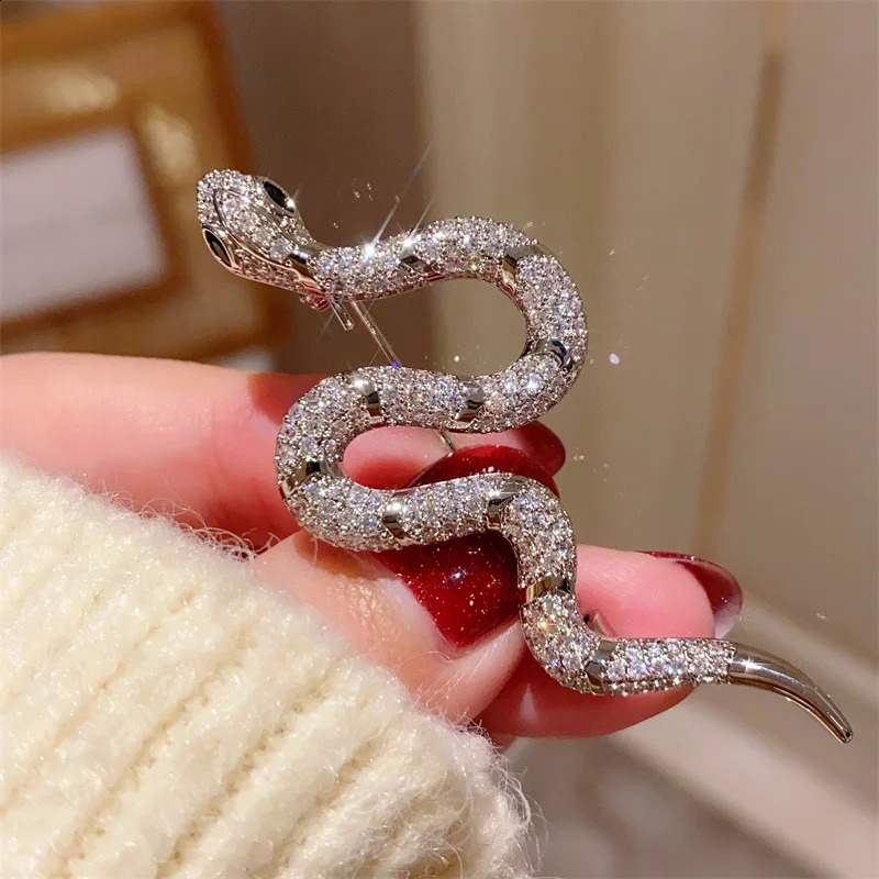2024 Snake Brooch Full Rhinestone Crystals Inlay Womens Brooches Pins Badge Jewelry Souvenir Gift 241211