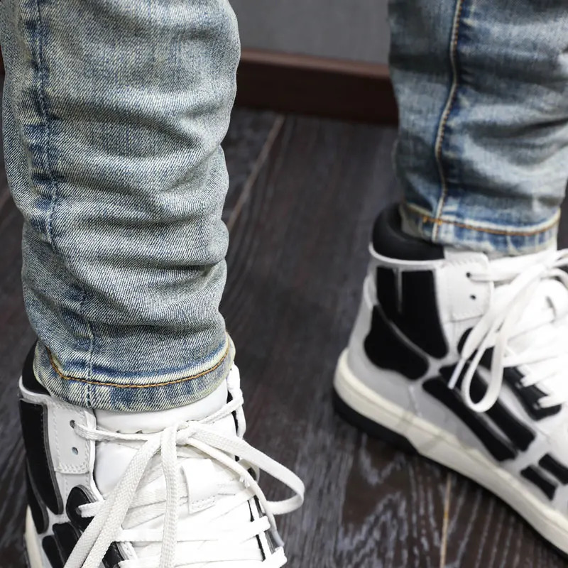 Street fashion mens jeans retro washed blue stretch slim fit open top jeans mens pink leather patch hip-hop pants 241205