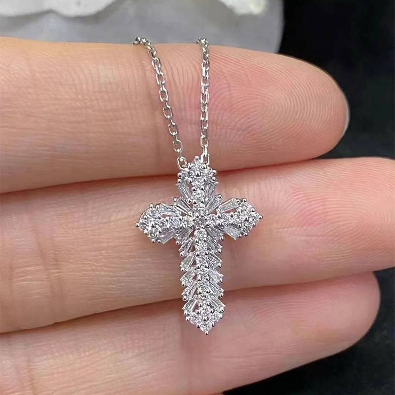 2025 Choucong T Princess Moissanite Cross Pendant Jewelry Real 100% Sterling Sier Women Beach Gorgeous Clavicle Necklace Gift