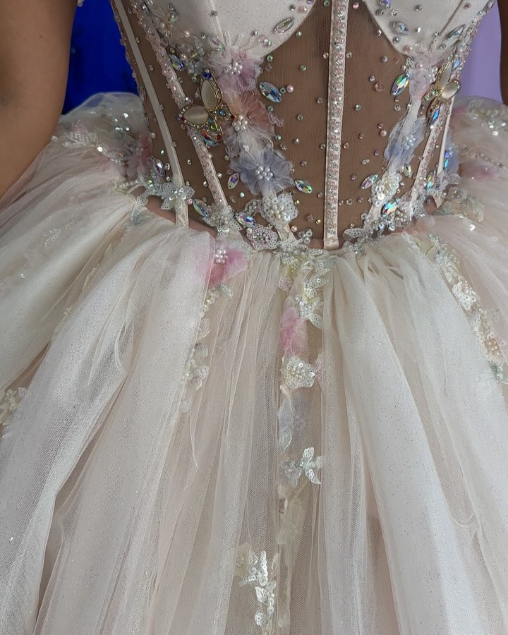 Lace Stylish Appliqued Ball Gown Quinceanera Dresses Beaded Prom Gowns Off The Shoulder Necke Crystals Sixteen Sweet Tulle Masquerade Dress