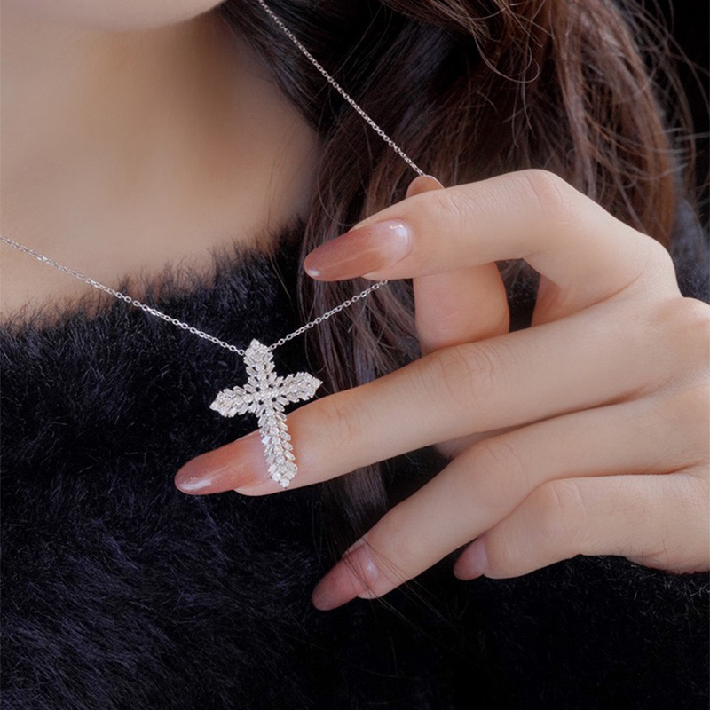 2025 Choucong T Princess Moissanite Cross Pendant Jewelry Real 100% Sterling Sier Women Beach Gorgeous Clavicle Necklace Gift