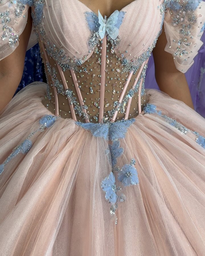 Appliqued Stunning Ball Gown Quinceanera Dresses Beaded Prom Gowns Off The Shoulder Necke Rhies Sixteen Sweet Tulle Masquerade Dress