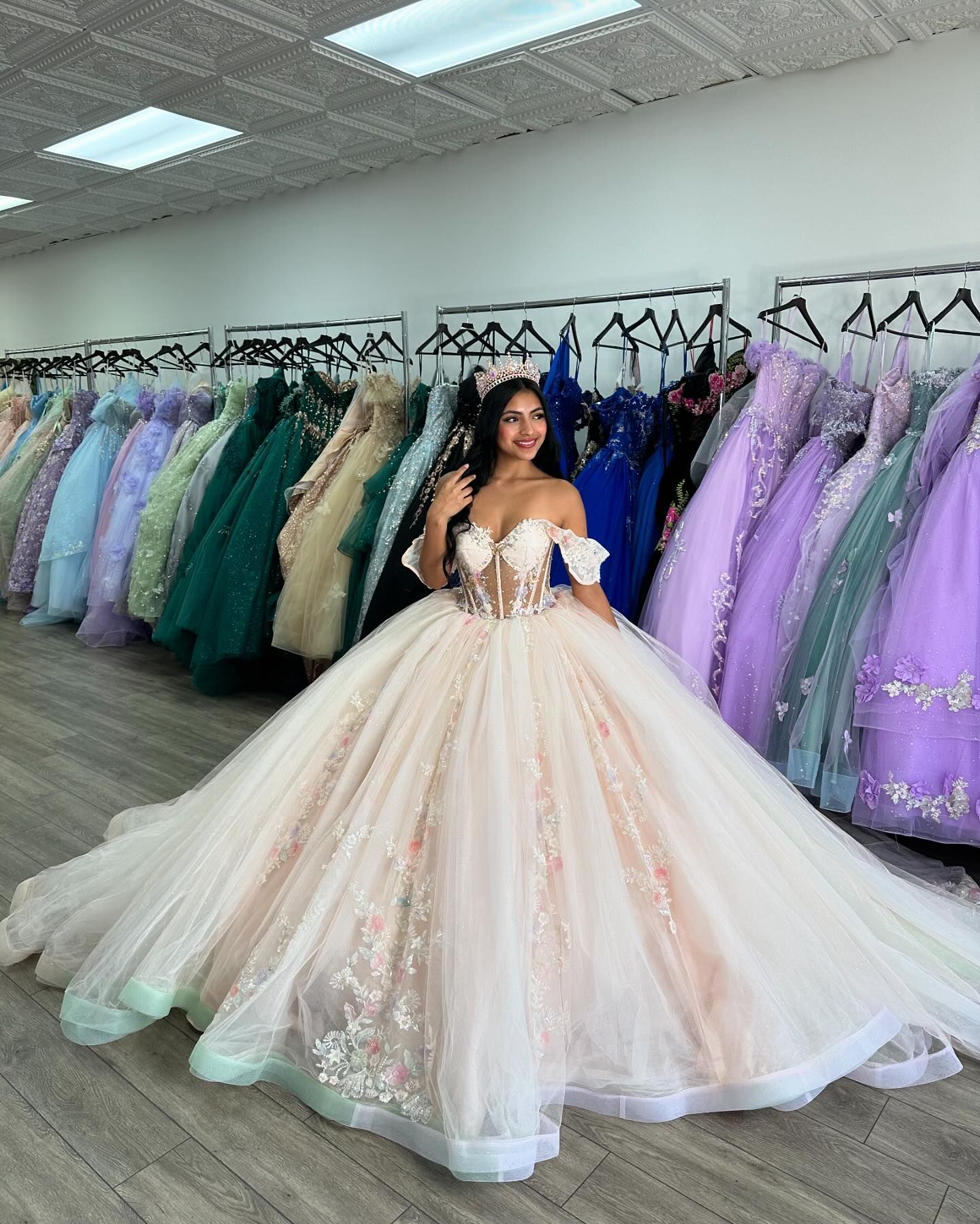 Lace Stylish Appliqued Ball Gown Quinceanera Dresses Beaded Prom Gowns Off The Shoulder Necke Crystals Sixteen Sweet Tulle Masquerade Dress
