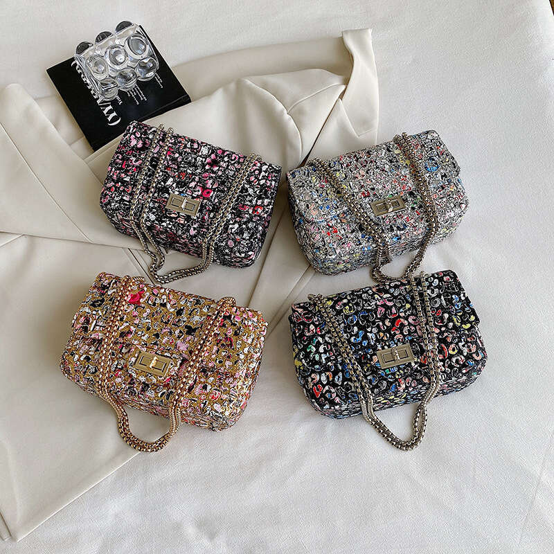 Korean version versatile chain underarm bag for women, niche graffiti style single shoulder crossbody unique small square bag, 2024 new style, chic an