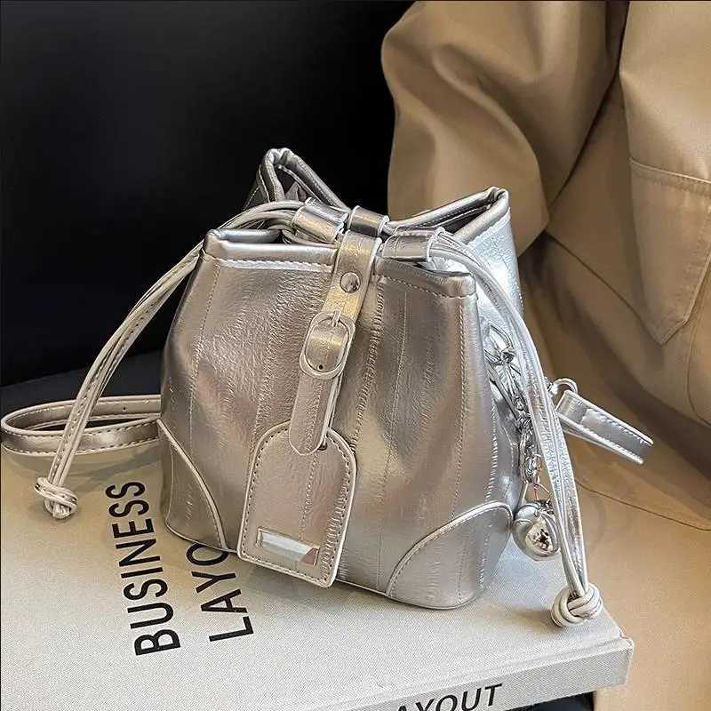 New 2025 Womens Handbag Silver Shoulder Crossbody Bags Autumn and Winter Small Buckets Bags Female Casual Shoulder Bag LuxuryC241212