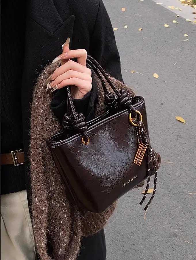 Fashion Top-handle Bags For Women Red Handbag Luxury Brand Designer Shoulder Crossbody Bags With Pendant Bucket Totes BolsasC241212