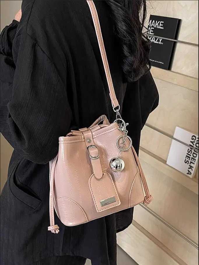 New 2025 Womens Handbag Silver Shoulder Crossbody Bags Autumn and Winter Small Buckets Bags Female Casual Shoulder Bag LuxuryC241212