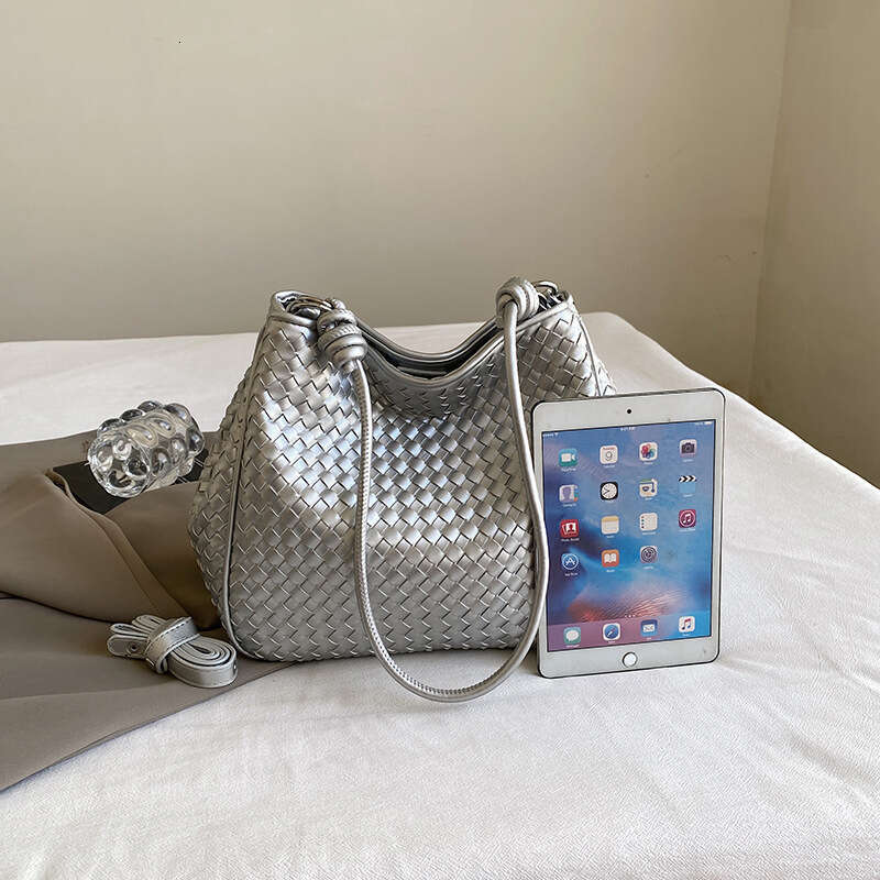 Large capacity woven women's texture armpit commuting French high-end lightweight crossbody bag, 2024 temperament versatile new trendy clothing i