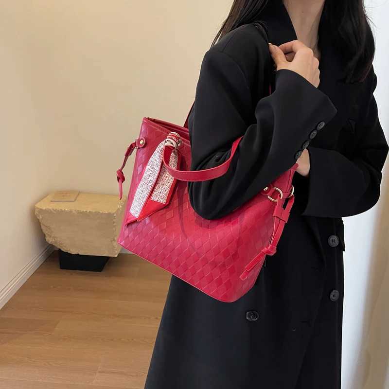 2024 New Wens Bag Fi Trend Shoder Bag Leisure Cmuter Handbag Minimalist Design Red Large Capacity New Year Z241212