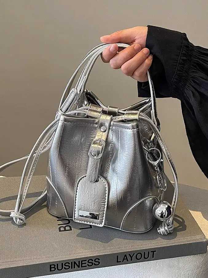 New 2025 Womens Handbag Silver Shoulder Crossbody Bags Autumn and Winter Small Buckets Bags Female Casual Shoulder Bag LuxuryC241212