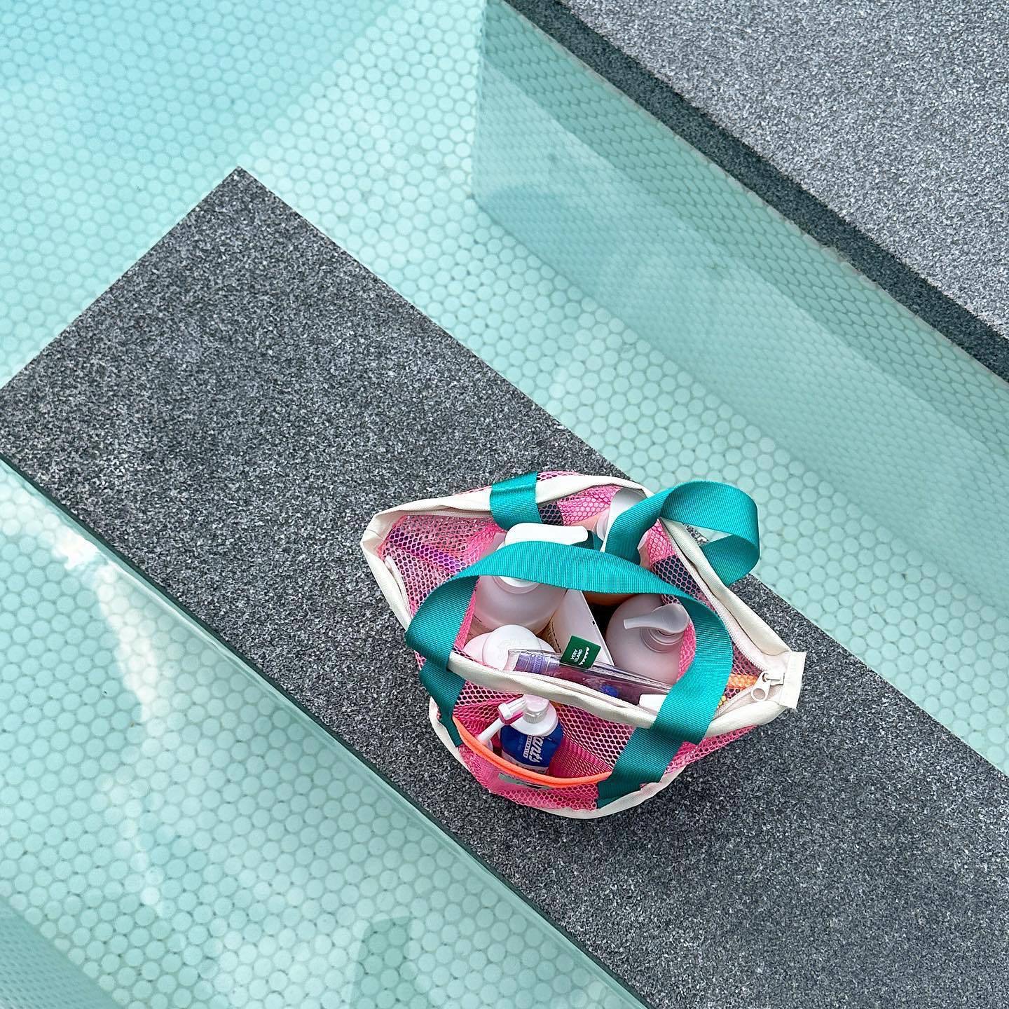 2025 new Korean ins beach outdoor travel mesh storage bag, swimming, bathing, washing, hand-held small bag zhanyishengli