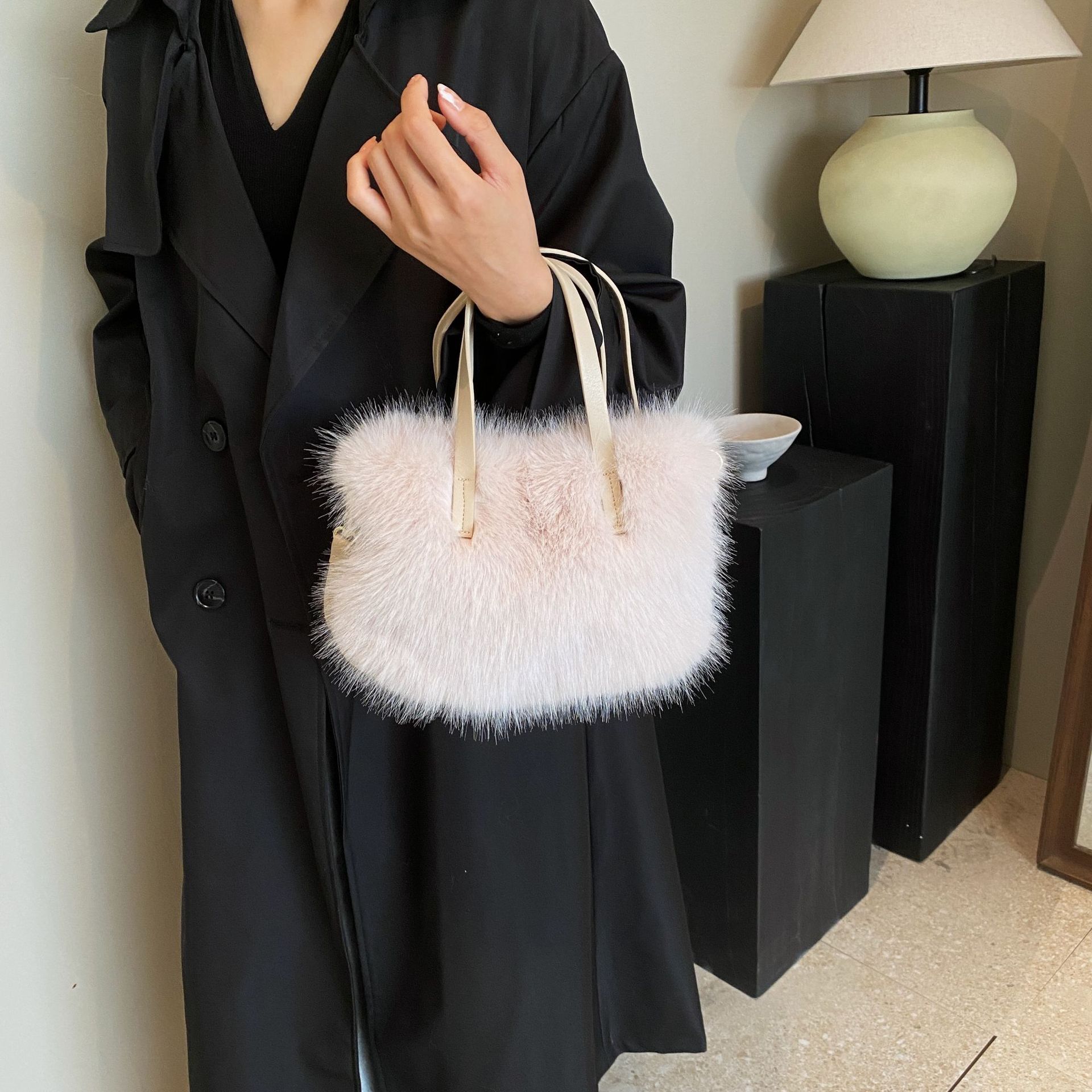 Hot Selling New Plush Handbag Autumn And Winter Large Capacity Outdoor Bag Commuting Handbag Multifunctional Furry Women's Bag