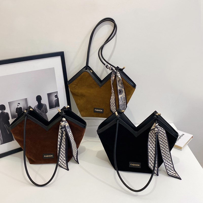 2025 new Large capacity armpit casual versatile shoulder commuting travel crossbody bag, stylish handbag zhanyishengli