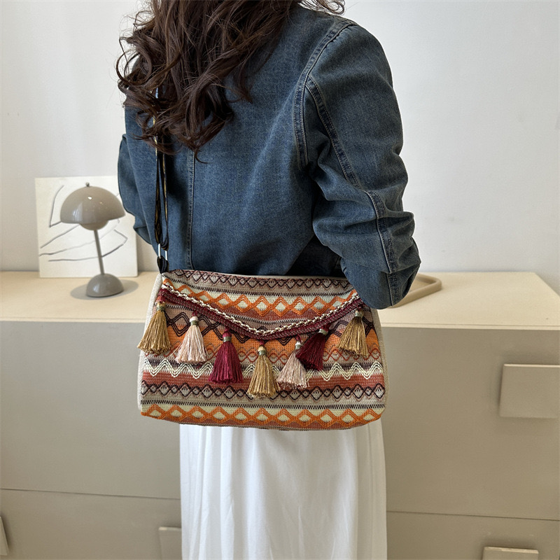 2025 new Ethnic shoulder small square new popular Bohemian style simple and niche crossbody travel women's bag zhanyishengli