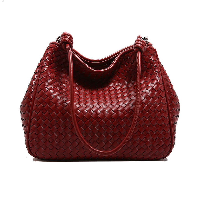 Large capacity woven women's texture armpit commuting French high-end lightweight crossbody bag, 2024 temperament versatile new trendy clothing i