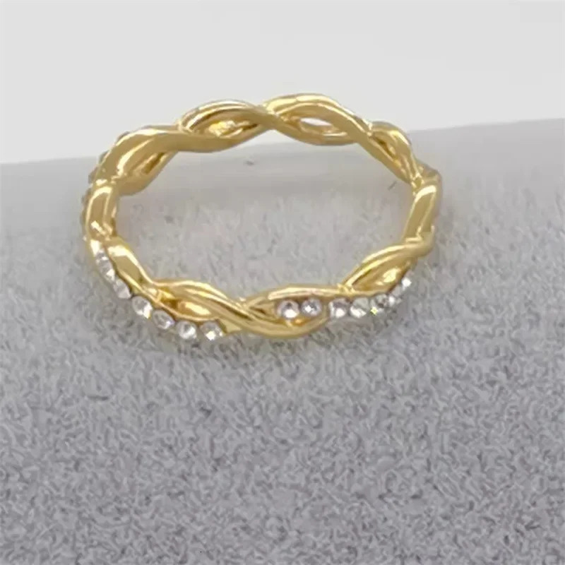 Vintage rose gold color twisted classic cubic zirconia wedding engagement ring womens thin crystal jewelry gift 241210