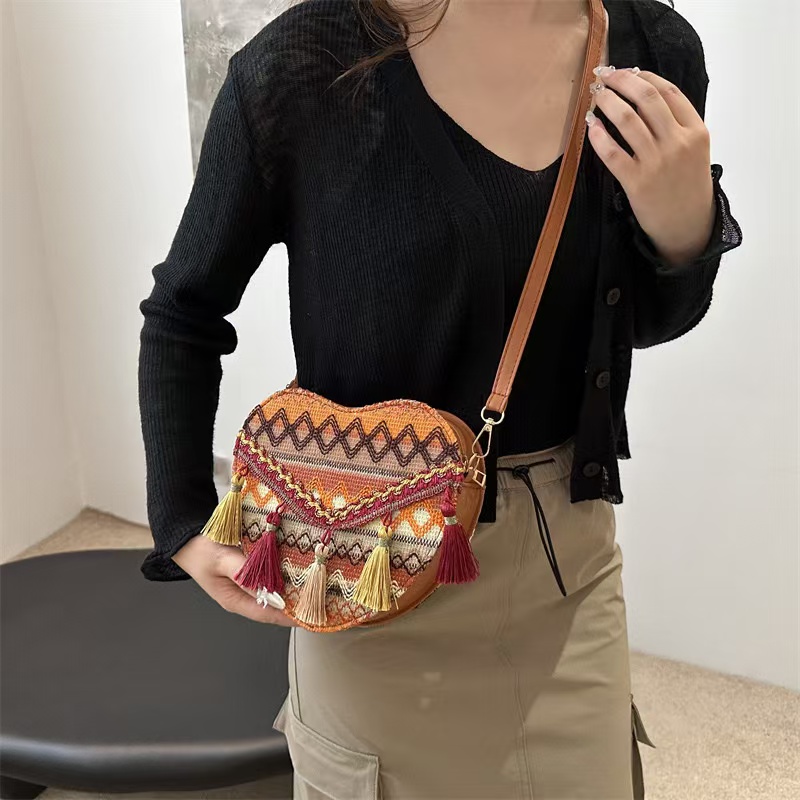 Ethnic style New knitted tassel for women 2024 fashion new heart-shaped crossbody Bohemian shoulder bag