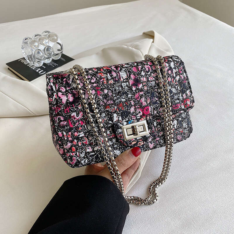 Korean version versatile chain underarm bag for women, niche graffiti style single shoulder crossbody unique small square bag, 2024 new style, chic an