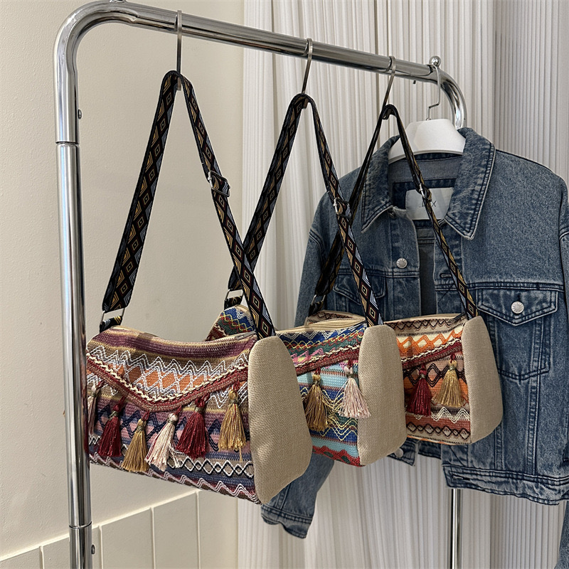 2025 new Ethnic shoulder small square new popular Bohemian style simple and niche crossbody travel women's bag zhanyishengli