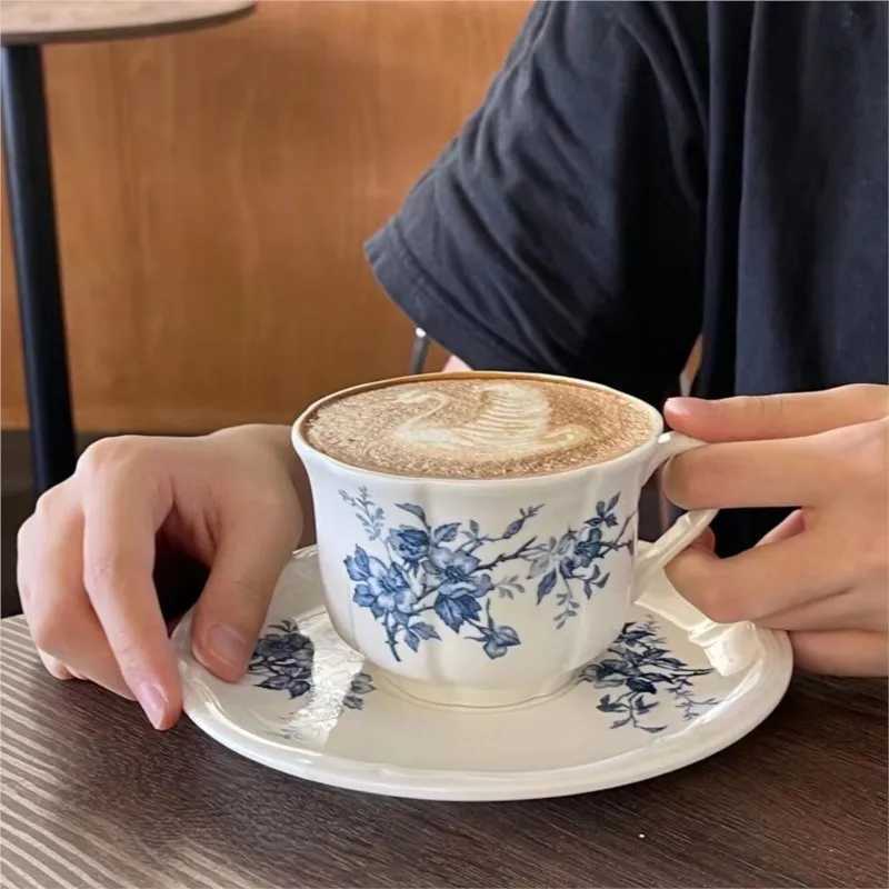 Creative French retro light luxury ceramic cup and sauce set medieval blue flower latte cup afternoon tea set Y241211