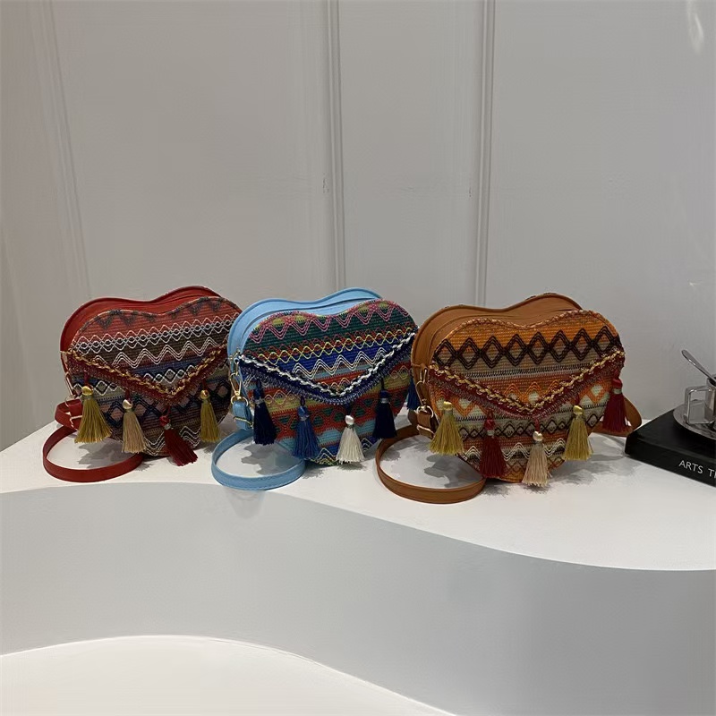 Ethnic style New knitted tassel for women 2024 fashion new heart-shaped crossbody Bohemian shoulder bag