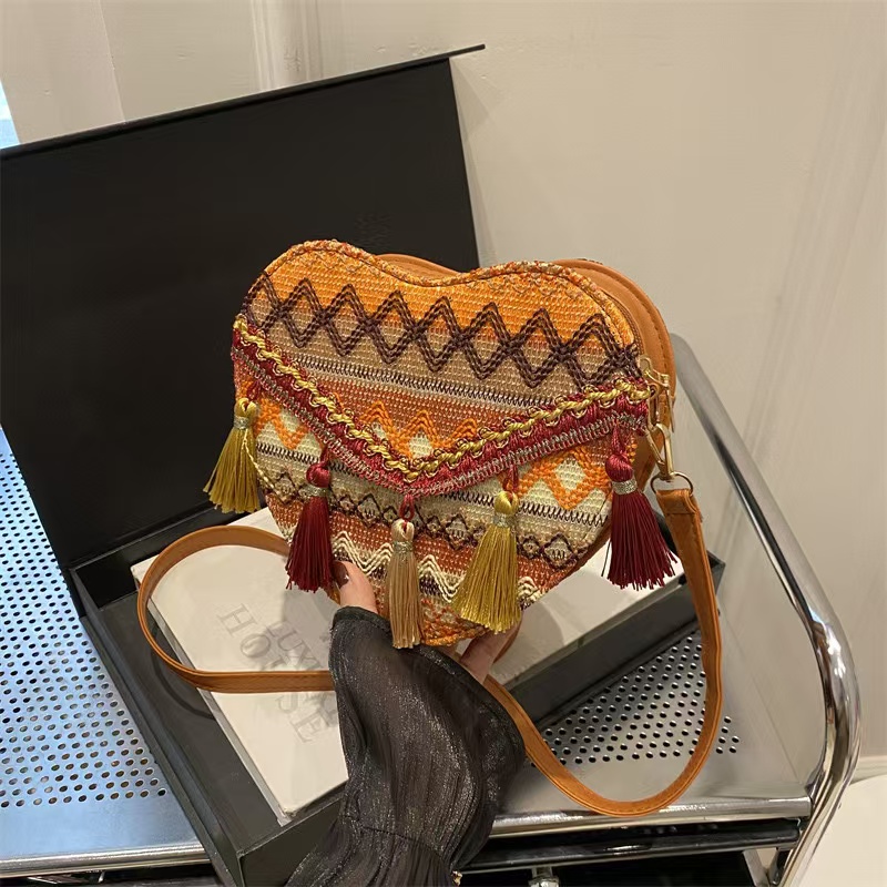 Ethnic style New knitted tassel for women 2024 fashion new heart-shaped crossbody Bohemian shoulder bag