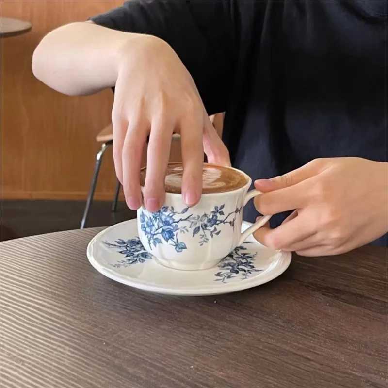 Creative French retro light luxury ceramic cup and sauce set medieval blue flower latte cup afternoon tea set Y241211