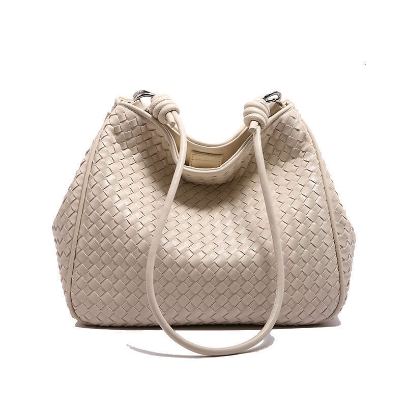 Large capacity woven women's texture armpit commuting French high-end lightweight crossbody bag, 2024 temperament versatile new trendy clothing i
