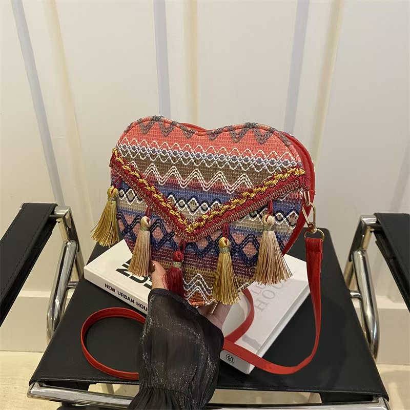 Ethnic style New knitted tassel for women 2024 fashion new heart-shaped crossbody Bohemian shoulder bag