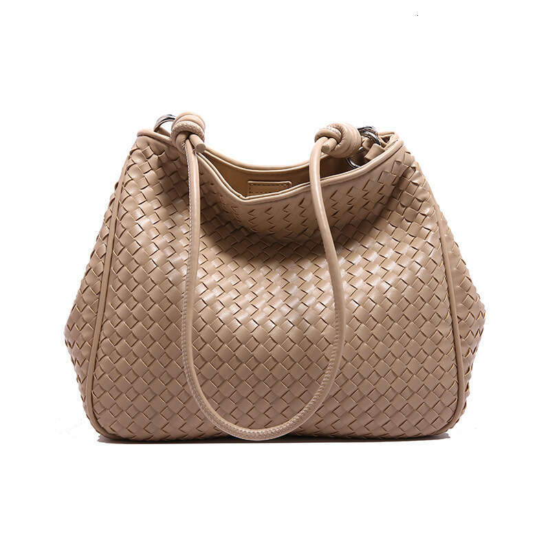 Large capacity woven women's texture armpit commuting French high-end lightweight crossbody bag, 2024 temperament versatile new trendy clothing i