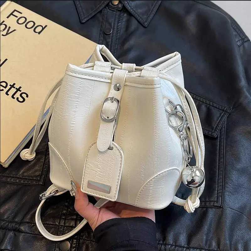 New 2025 Womens Handbag Silver Shoulder Crossbody Bags Autumn and Winter Small Buckets Bags Female Casual Shoulder Bag LuxuryC241212