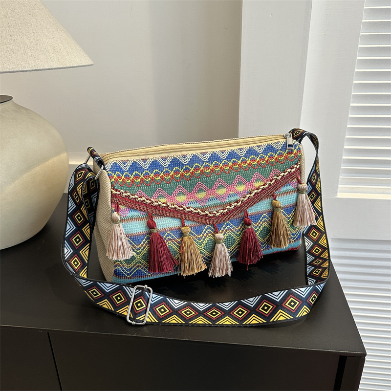 2025 new Ethnic shoulder small square new popular Bohemian style simple and niche crossbody travel women's bag zhanyishengli