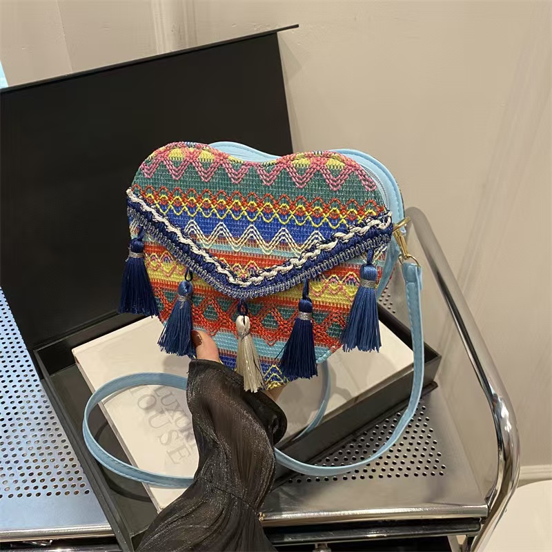 Ethnic style New knitted tassel for women 2024 fashion new heart-shaped crossbody Bohemian shoulder bag