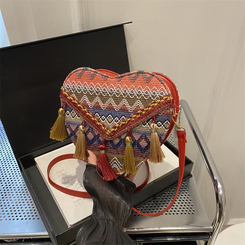 Ethnic style New knitted tassel for women 2024 fashion new heart-shaped crossbody Bohemian shoulder bag