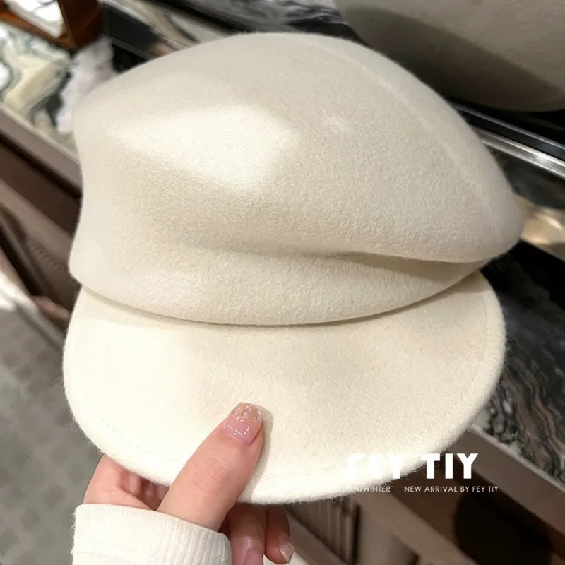 Japanese fashion curve wool beret womens autumn and winter elegant felt Fedora hat womens warm painter hat classic walking hat 241211