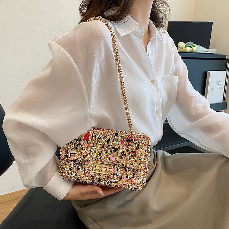 Korean version versatile chain underarm bag for women, niche graffiti style single shoulder crossbody unique small square bag, 2024 new style, chic an