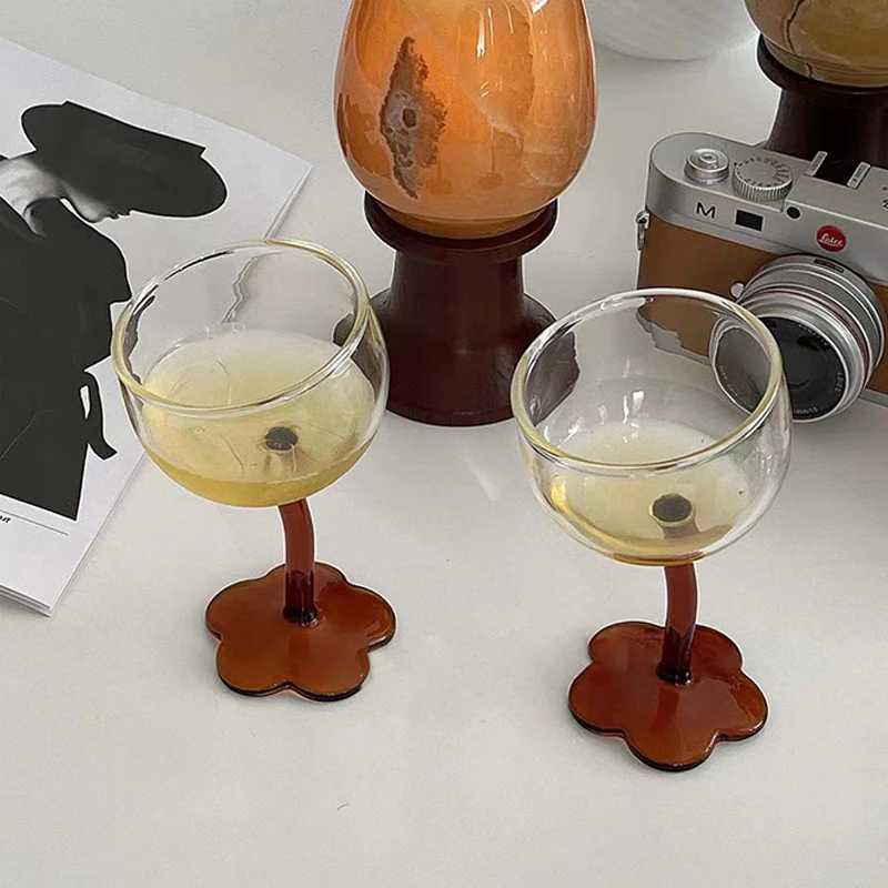 Cute curved flower transparent vertical stripe coaster roaring beer champagne glass latte milk glass Y241211