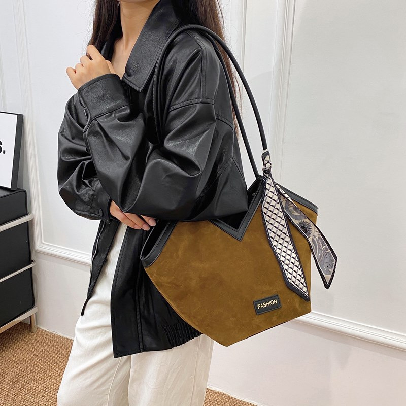 2025 new Large capacity armpit casual versatile shoulder commuting travel crossbody bag, stylish handbag zhanyishengli