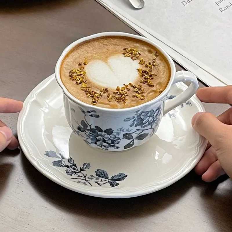 Creative French retro light luxury ceramic cup and sauce set medieval blue flower latte cup afternoon tea set Y241211