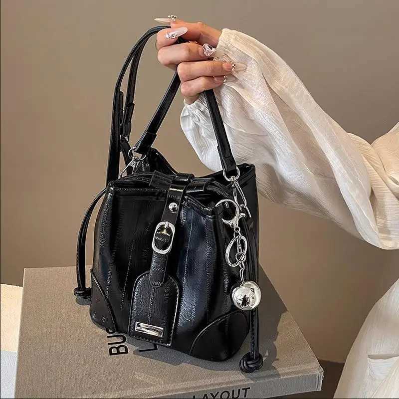 New 2025 Womens Handbag Silver Shoulder Crossbody Bags Autumn and Winter Small Buckets Bags Female Casual Shoulder Bag LuxuryC241212